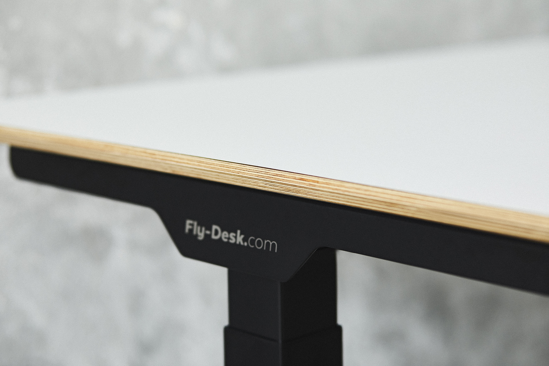 Zbliżenie na biały blat Fly Desk