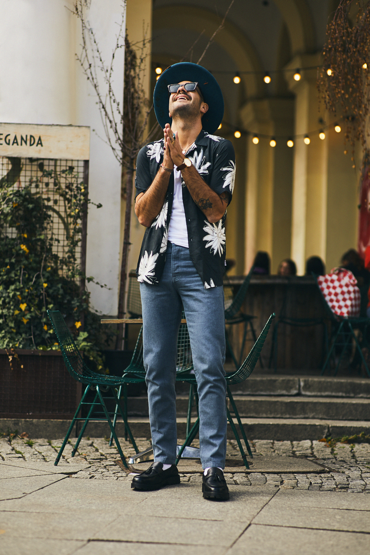 Adrian Kowalski stojący na Placu Zbawiciela w letniej stylizacji Zalando