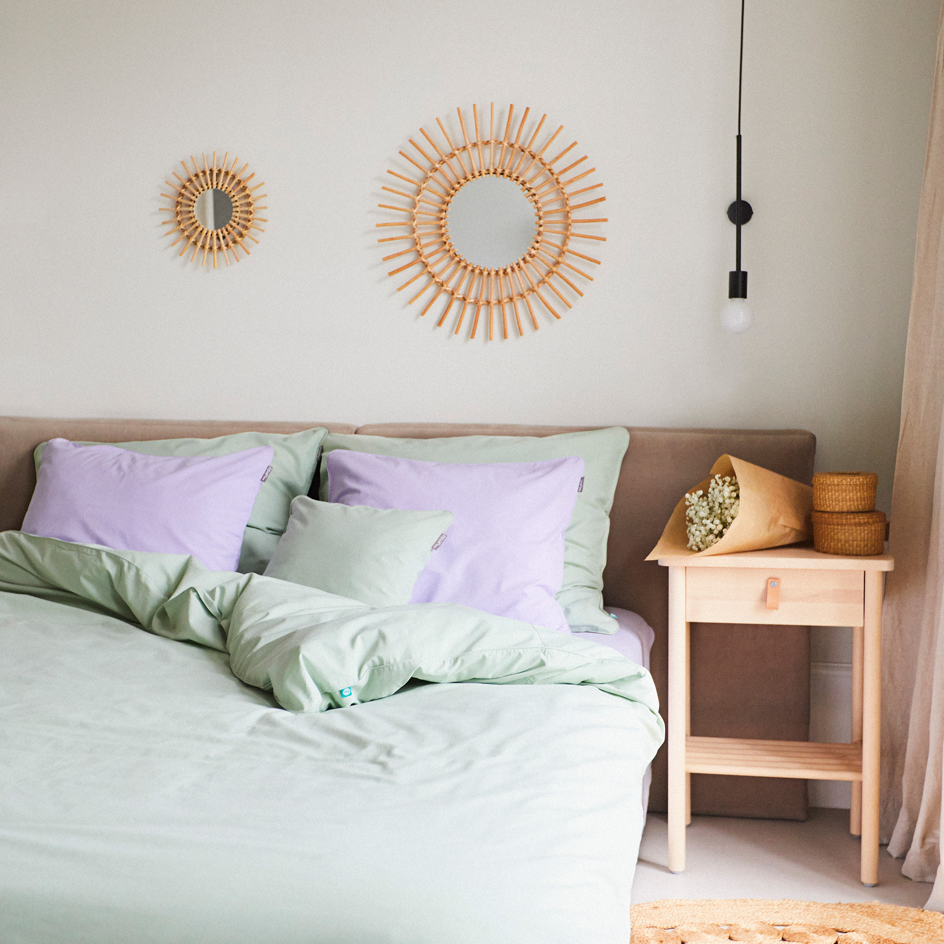 Sypialnia z łóżkiem i lawendową pościelą marki Mumla