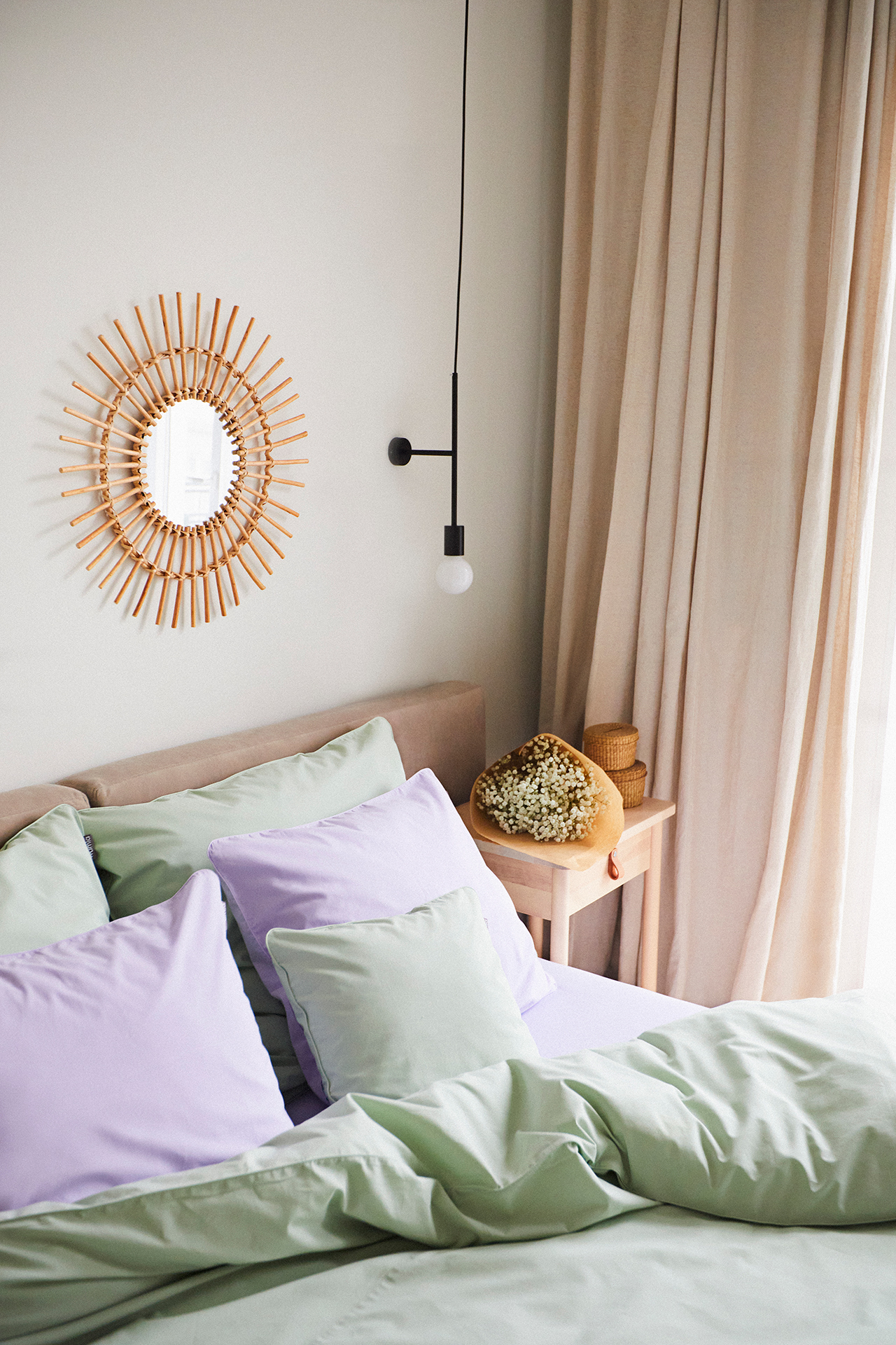 Sypialnia z łóżkiem i lawendową pościelą marki Mumla